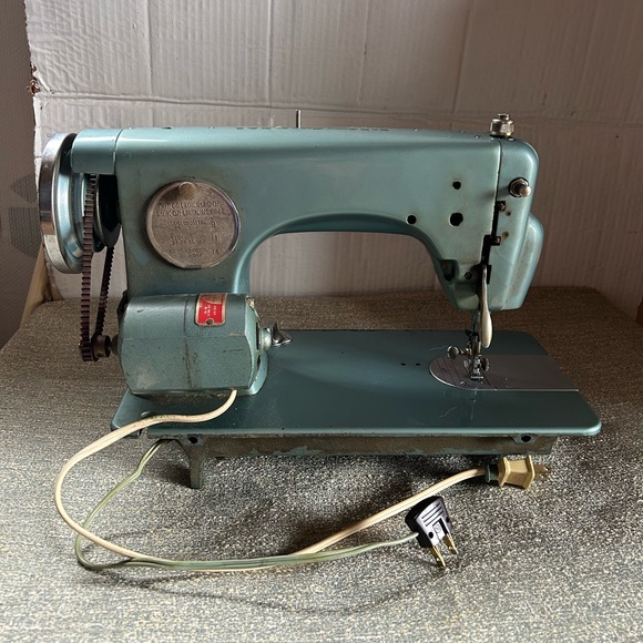 Sewing Machine - Picture 2 of 12